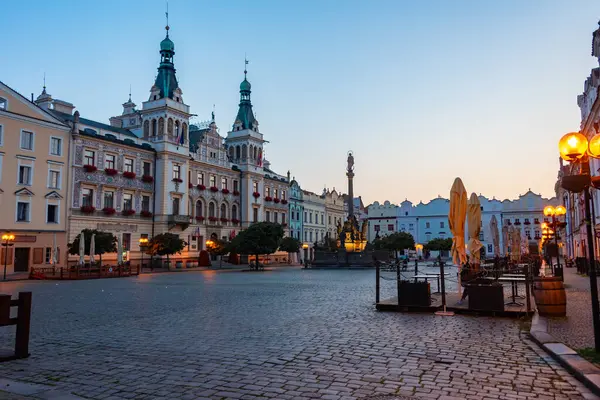Çek Cumhuriyeti, Pardubice 'deki Pernstynske namesti' deki tarihi belediye binasının gündoğumu manzarası.