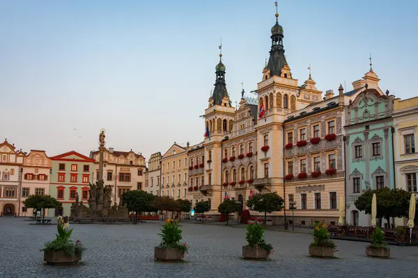 Çek Cumhuriyeti, Pardubice 'deki Pernstynske namesti' deki tarihi belediye binasının gündoğumu manzarası.