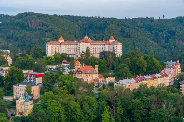 Çek Cumhuriyeti 'nde Karlovy Vary' nin günbatımı manzarası.