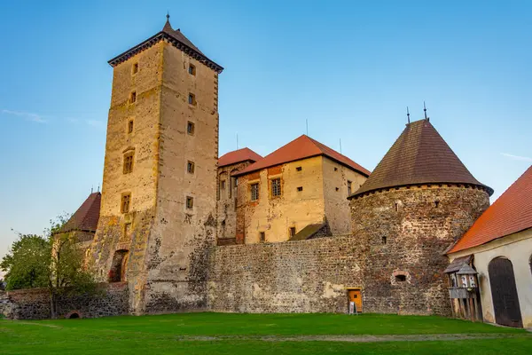 Çek Cumhuriyeti 'nde su kalesi Svihov' un günbatımı manzarası.