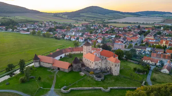 Çek Cumhuriyeti 'nde su kalesi Svihov' un günbatımı manzarası.