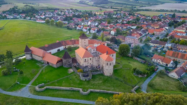 Çek Cumhuriyeti 'nde su kalesi Svihov' un günbatımı manzarası.