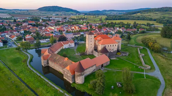 Çek Cumhuriyeti 'nde su kalesi Svihov' un günbatımı manzarası.