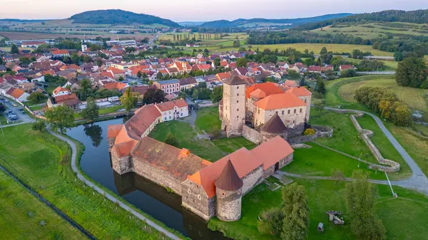 Çek Cumhuriyeti 'nde su kalesi Svihov' un günbatımı manzarası.