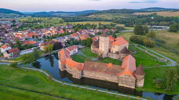 Çek Cumhuriyeti 'nde su kalesi Svihov' un günbatımı manzarası.