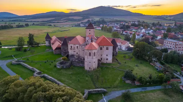 Çek Cumhuriyeti 'nde su kalesi Svihov' un günbatımı manzarası.