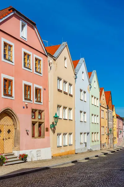 Çek Cumhuriyeti 'nde Horsovsky Tyn' in merkezinde renkli evler.