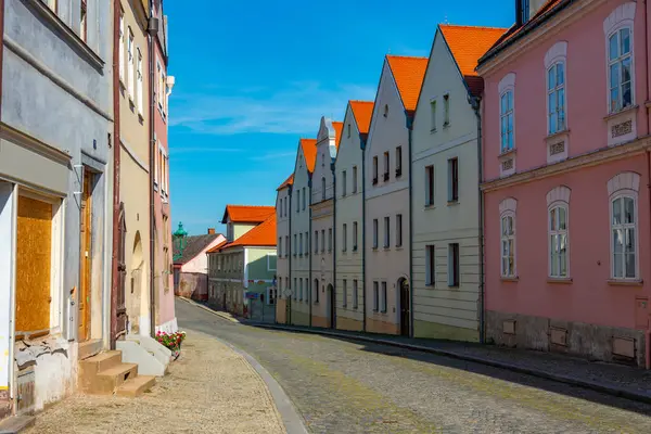 Çek Cumhuriyeti 'nde Horsovsky Tyn' in merkezinde renkli evler.