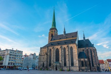Çek Cumhuriyeti, Pilsen 'deki St. Bartholomew Katedrali' nin günbatımı manzarası.