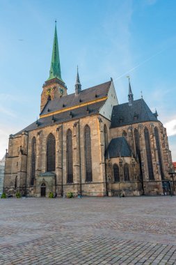 Çek Cumhuriyeti, Pilsen 'deki St. Bartholomew Katedrali' nin günbatımı manzarası.