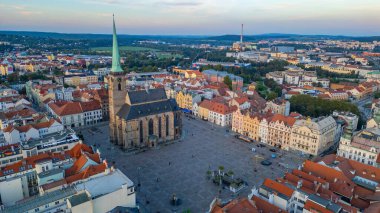 Çek Cumhuriyeti 'nin eski Pilsen kentinin günbatımı manzarası.