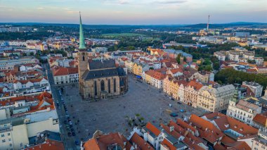 Çek Cumhuriyeti 'nin eski Pilsen kentinin günbatımı manzarası.