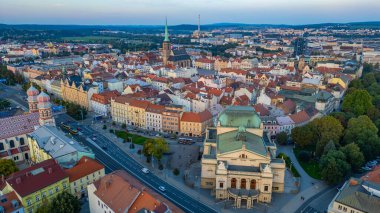 Çek Cumhuriyeti 'nin eski Pilsen kentinin günbatımı manzarası.