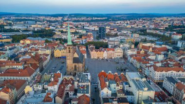 Çek Cumhuriyeti 'nin eski Pilsen kentinin günbatımı manzarası.