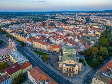 Çek Cumhuriyeti 'nin eski Pilsen kentinin günbatımı manzarası.