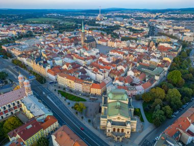 Çek Cumhuriyeti 'nin eski Pilsen kentinin günbatımı manzarası.