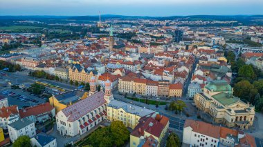 Çek Cumhuriyeti 'nin eski Pilsen kentinin günbatımı manzarası.