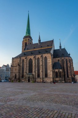 Çek Cumhuriyeti, Pilsen 'deki St. Bartholomew Katedrali' nin günbatımı manzarası.