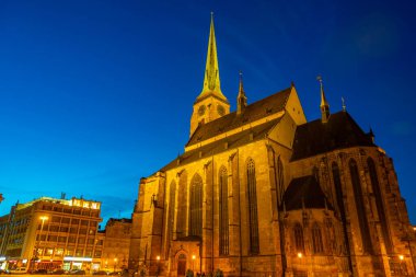 Çek Cumhuriyeti, Pilsen 'deki St. Bartholomew Katedrali' nin günbatımı manzarası.