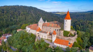 Çek Cumhuriyeti 'ndeki Krivoklat şatosunun Panorama manzarası.