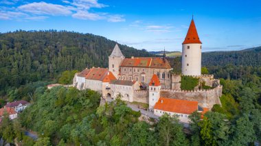 Çek Cumhuriyeti 'ndeki Krivoklat şatosunun Panorama manzarası.