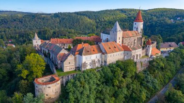 Çek Cumhuriyeti 'ndeki Krivoklat şatosunun Panorama manzarası.