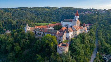Çek Cumhuriyeti 'ndeki Krivoklat şatosunun Panorama manzarası.