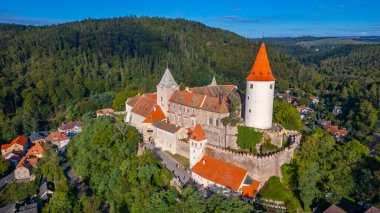 Çek Cumhuriyeti 'ndeki Krivoklat şatosunun Panorama manzarası.