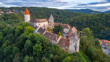 Çek Cumhuriyeti 'ndeki Krivoklat şatosunun günbatımı görüntüsü.