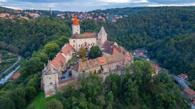 Çek Cumhuriyeti 'ndeki Krivoklat şatosunun günbatımı görüntüsü.