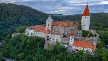 Çek Cumhuriyeti 'ndeki Krivoklat şatosunun günbatımı görüntüsü.