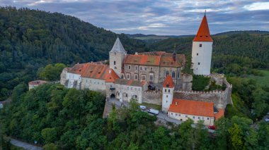 Çek Cumhuriyeti 'ndeki Krivoklat şatosunun günbatımı görüntüsü.