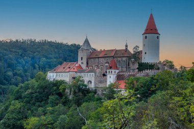 Çek Cumhuriyeti 'ndeki Krivoklat şatosunun günbatımı görüntüsü.