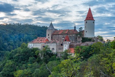 Çek Cumhuriyeti 'ndeki Krivoklat şatosunun günbatımı görüntüsü.