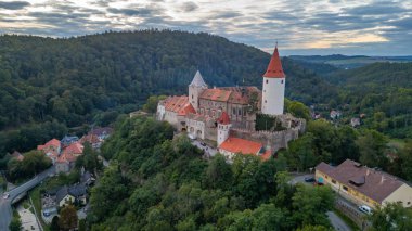 Çek Cumhuriyeti 'ndeki Krivoklat şatosunun günbatımı görüntüsü.