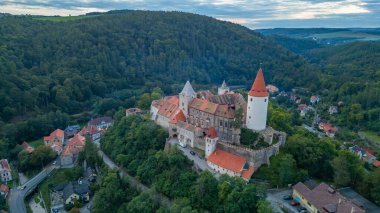 Çek Cumhuriyeti 'ndeki Krivoklat şatosunun günbatımı görüntüsü.