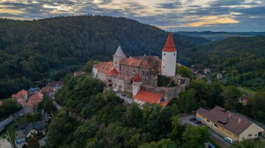 Çek Cumhuriyeti 'ndeki Krivoklat şatosunun günbatımı görüntüsü.