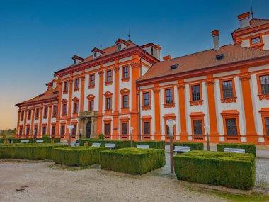 Çek Cumhuriyeti Prag 'daki Troja Sarayı' nın gün batımı manzarası.