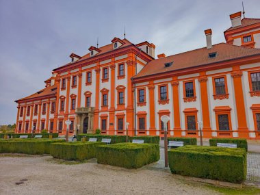 Çek Cumhuriyeti Prag 'daki Troja Sarayı' nın gün batımı manzarası.