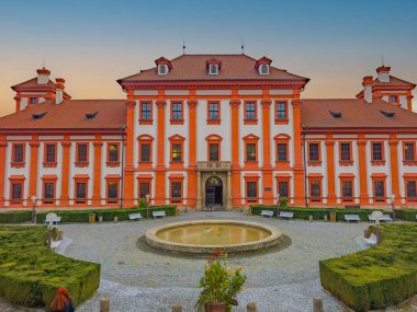 Çek Cumhuriyeti Prag 'daki Troja Sarayı' nın gün batımı manzarası.