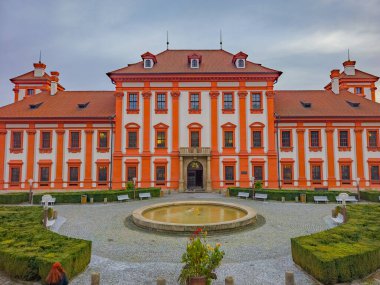 Çek Cumhuriyeti Prag 'daki Troja Sarayı' nın gün batımı manzarası.