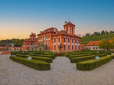 Çek Cumhuriyeti Prag 'daki Troja Sarayı' nın gün batımı manzarası.