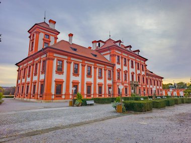 Çek Cumhuriyeti Prag 'daki Troja Sarayı' nın gün batımı manzarası.