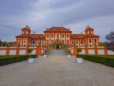 Çek Cumhuriyeti Prag 'daki Troja Sarayı' nın gün batımı manzarası.