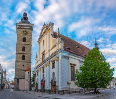 Çek Cumhuriyeti, Ceske Budejovice 'deki kara kuleye gün batımı manzarası.
