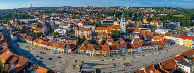 Çek Cumhuriyeti 'nin Trebic kentinde, Karlovo namesti meydanının panorama manzarası.