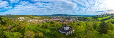 Kederli Meryem Ana ve Aziz Kilisesi. Cesky Krumlov, Çek Cumhuriyeti 'nde haçlar.