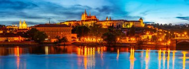 Prag şatosu ve Çek Cumhuriyeti Prag 'daki Vltava nehrinin günbatımı manzarası.