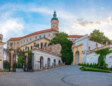Çek Cumhuriyeti 'nin Mikulov kalesinin günbatımı görüntüsü.