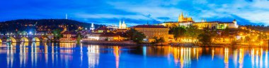 Prag şatosu ve Çek Cumhuriyeti Prag 'daki Vltava nehrinin günbatımı manzarası.